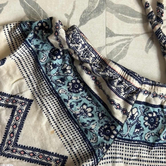 CHARLOTTE RUSSE | FLOWY COLD SHOULDER CROP TOP - Picture 8 of 8